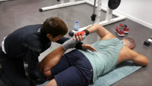 Musculation des cuisses avec les squats en guidé à gauche et musculation des pecs à droite